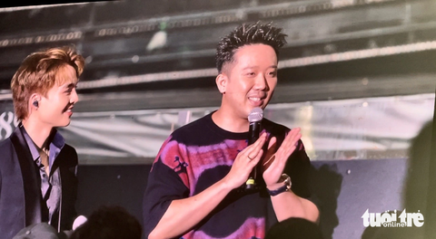 Trấn Thành: 'Trung Quân là ca sĩ trẻ hát live thuộc hàng top ở Việt Nam' - Ảnh 2. Trấn Thành đến đêm nhạc "1589" để ủng hộ Trung Quân, đàn em bất ngờ chia sẻ rằng mình đang đặt Trấn Thành sáng tác bài hát mới - Ảnh: THÁI THÁI