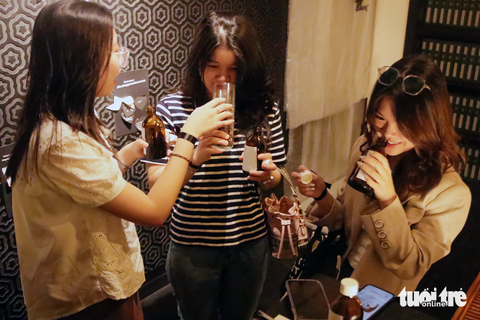 Người tham gia ngửi, đoán một mùi hương thân thuộc trong cuộc sống và ghi vào giấy - Ảnh: HỒ LAM Người tham gia ngửi, đoán một mùi hương thân thuộc trong cuộc sống và ghi vào giấy - Ảnh: HỒ LAM