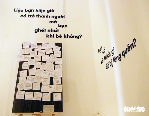 Những câu hỏi trong triển lãm - Ảnh: HỒ LAM Những câu hỏi trong triển lãm - Ảnh: HỒ LAM