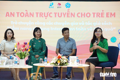 Từ phải qua: bà Đinh Thị Như Hoa, ông Hoàng Anh Tú và các diễn giả khác tại sự kiện - Ảnh: THIÊN ĐIỂU Từ phải qua: bà Đinh Thị Như Hoa, ông Hoàng Anh Tú và các diễn giả khác tại sự kiện giao lưu An toàn trực tuyến cho trẻ em sáng 28-10 - Ảnh: THIÊN ĐIỂU
