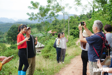 Mọi khoảnh khắc trên con đường núi quanh co của bản đều là điểm check-in tuyệt vời - Ảnh: NGUYỄN HIỀN Mọi khoảnh khắc trên con đường núi quanh co của bản đều là điểm check-in tuyệt vời - Ảnh: NGUYỄN HIỀN