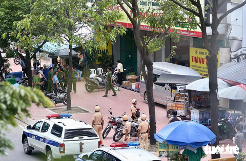 Xe Thành Bưởi tạm ngưng hoạt động từ hôm nay - Ảnh 1. Chiều 26-10, tại chi nhánh Công ty TNHH Thành Bưởi (xe Thành Bưởi) ở quận Bình Thạnh xuất hiện nhiều lực lượng công an cùng lực lượng cảnh sát giao thông - trật tự ở bên ngoài - Ảnh: CHÂU TUẤN