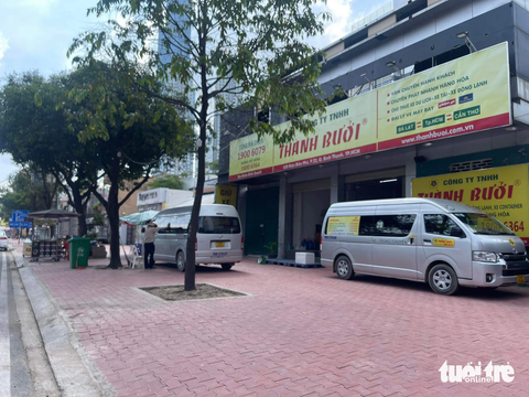 Xe Thành Bưởi tạm ngưng chở khách từ hôm nay - Ảnh 2. Lúc 10h sáng 29-10, chi nhánh xe Thành Bưởi ở quận Bình Thạnh vẫn nhận gửi hàng hóa - Ảnh: LÊ PHAN