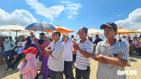 Dù trời nắng gắt nhưng đông đảo người dân Quy Nhơn vẫn theo dõi, cỗ vũ các vận động viên - Ảnh: LÂM THIÊN Dù trời nắng gắt nhưng đông đảo người dân Quy Nhơn vẫn theo dõi, cổ vũ các vận động viên - Ảnh: LÂM THIÊN