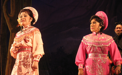 Nghệ sĩ Lệ Thủy, người em thân thiết, tham gia chương trình cùng Phượng Liên. Trong ảnh, Phượng Liên (bìa trái) và nghệ sĩ Lệ Thủy trong vở Tiếng trống Mê Linh - Ảnh: LINH ĐOAN Nghệ sĩ Lệ Thủy, người em thân thiết, tham gia chương trình cùng Phượng Liên. Trong ảnh: Phượng Liên (bìa trái) và nghệ sĩ Lệ Thủy trong vở Tiếng trống Mê Linh - Ảnh: LINH ĐOAN