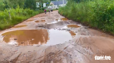 Phú Quốc: Đường đất đỏ đến Rạch Vẹm bể nát, khách du lịch rất ngao ngán đi - Ảnh 2. Con đường đất đỏ đến Rạch Vẹm (xã Gành Dầu, TP Phú Quốc) nhiều ổ voi, ổ gà đọng nước sau những cơn mưa mấy ngày qua - Ảnh: CHÍ CÔNG