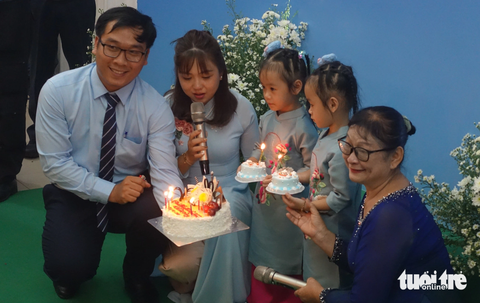 Gia đình cố nghệ sĩ nhiếp ảnh Hoàng Thạch Vân hát chúc mừng sinh nhật ông - Ảnh: NGUYỄN CÔNG THÀNH Gia đình cố nghệ sĩ nhiếp ảnh Hoàng Thạch Vân hát chúc mừng sinh nhật ông - Ảnh: NGUYỄN CÔNG THÀNH