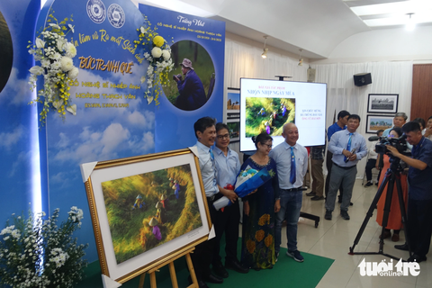 Bán đấu giá ảnh của nghệ sĩ nhiếp ảnh Hoàng Thạch Vân gây quỹ hoạt động thiện nguyện - Ảnh: NGUYỄN CÔNG THÀNH Bán đấu giá ảnh của nghệ sĩ nhiếp ảnh Hoàng Thạch Vân gây quỹ hoạt động thiện nguyện - Ảnh: NGUYỄN CÔNG THÀNH