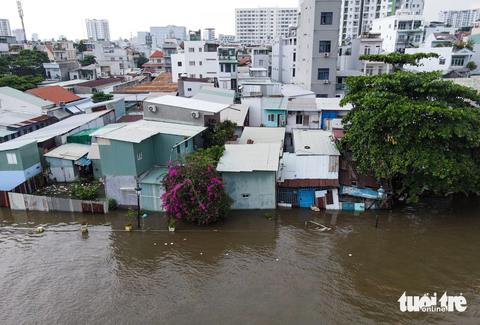 Kè Thanh Đa bị sụt lún gây ngập khu dân cư, khi nào mới sửa? - Ảnh 1. Các cột kè Thanh Đa bị nước "nhấn chìm". Ghi nhận vào đợt triều cường ngày 28-10 - Ảnh: CHÂU TUẤN