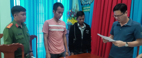 Tùng (áo hồng) và Thực (áo khoác đen) bị bắt vì mạo danh lãnh đạo tỉnh Đắk Nông để lừa đảo - Ảnh: H.LONG Tùng (áo hồng) và Thực (áo khoác đen) bị bắt vì mạo danh lãnh đạo tỉnh Đắk Nông để lừa đảo - Ảnh: H.LONG