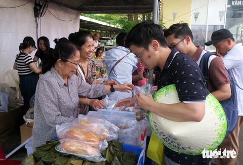 Bác sĩ Nguyễn Thị Ngọc Phượng và con gái trong tiểu thương bán đồ ăn - Ảnh: T.T.D Bác sĩ Nguyễn Thị Ngọc Phượng và con gái trong vai tiểu thương bán đồ ăn - Ảnh: T.T.D