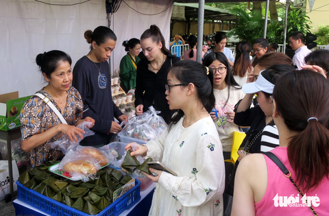 Khách nước ngoài thích thu tham gia phiên chợ tử thiện nảy - Ảnh: T.T.D Khách nước ngoài thích thú tham gia phiên chợ từ thiện này - Ảnh: T.T.D