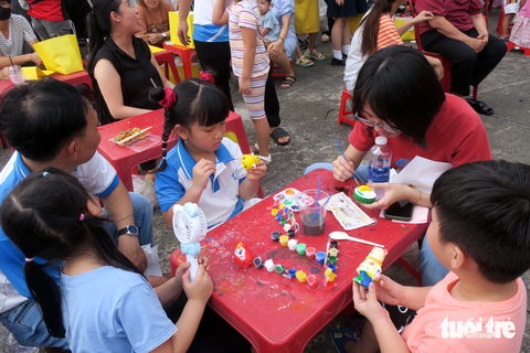 Y bác sĩ vào vai tiểu thương bán hàng từ thiện - Ảnh 6. Gia đình dẫn các bé (được chương trình hỗ trợ ra đời) tham gia các hoạt động của ngày hội - Ảnh: T.T.D