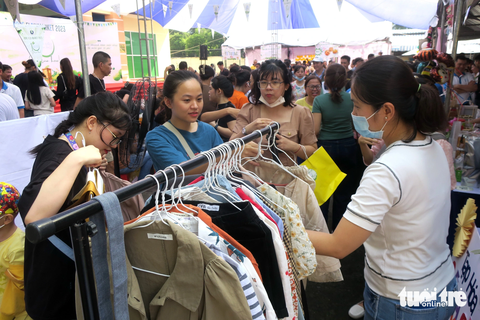 Các nhân viên y tế trong vai trò tiểu thương mời đồng nghiệp mua hàng ủng hộ từ thiện - Ảnh: T.T.D Các nhân viên y tế trong vai trò tiểu thương mời đồng nghiệp mua hàng ủng hộ từ thiện - Ảnh: T.T.D