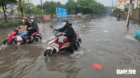 Bung nắp cống ‘giải cứu’ đường bị triều cường ngập ở trung tâm TP.HCM. - Ảnh 4. Khu vực giao đường số 7 và đường số 54 (quận Bình Tân) bị ngập diện rộng vào chiều 29-10 - Ảnh: NGỌC KHẢI