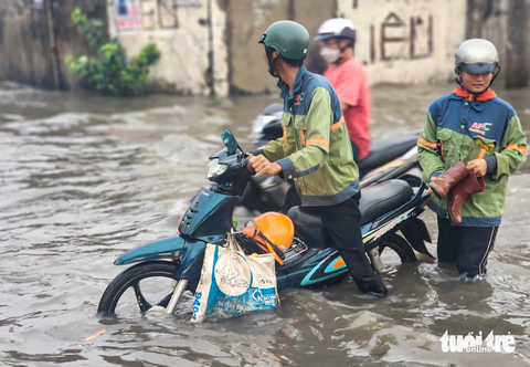 Bung nắp cống ‘giải cứu’ đường bị triều cường ngập ở trung tâm TP.HCM. - Ảnh 6. Nhiều đường ở quận Bình Tân bị ngập sâu, dù mưa tạnh khoảng 1 tiếng trước khi đỉnh triều cường xuất hiện nhưng có chỗ ngập hơn nửa bánh xe