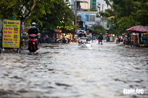 Bung nắp cống ‘giải cứu’ đường bị triều cường ngập ở trung tâm TP.HCM. - Ảnh 9. Nhiều nơi lân cận đường Trần Xuân Soạn cũng bị triều cường "tấn công" - Ảnh: PHƯƠNG QUYÊN