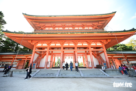 Từ 1-11, Nhật Bản cấp e-visa cho du khách đoàn Việt Nam - Ảnh 1. Du khách Việt tham quan Hoàng cung Kyoto, Nhật Bản trong tháng 10-2023 - Ảnh: QUANG ĐỊNH