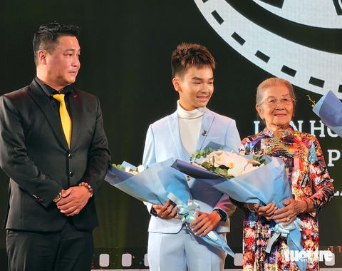 Nghệ sĩ Phi Điểu cùng diễn viên Huỳnh Hữu Khang nhận giải diễn xuất tại Liên hoan phim ngắn TP.HCM. Người trao giải là diễn viên Lý Hùng - Ảnh: MI LY Nghệ sĩ Phi Điểu cùng diễn viên Huỳnh Hữu Khang nhận giải diễn xuất tại Liên hoan phim ngắn TP.HCM. Người trao giải là diễn viên Lý Hùng - Ảnh: MI LY