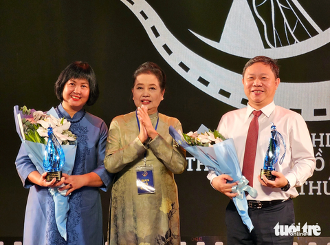 Bà Dương Cẩm Thúy (giữa), trưởng ban tổ chức liên hoan phim, tặng món quà đặc biệt là chiếc cúp kỷ niệm cho ông Dương Anh Đức - phó chủ tịch UBND TP.HCM và bà Nguyễn Thị Thu Hà - phó cục trưởng Cục Điện ảnh vì những đóng góp lớn cho liên hoan phim - Ảnh: MI LY Bà Dương Cẩm Thúy (giữa), trưởng ban tổ chức liên hoan phim, tặng món quà đặc biệt là chiếc cúp kỷ niệm cho ông Dương Anh Đức, phó chủ tịch UBND TP.HCM và bà Nguyễn Thị Thu Hà, phó cục trưởng Cục Điện ảnh, vì những đóng góp lớn cho liên hoan phim - Ảnh: MI LY