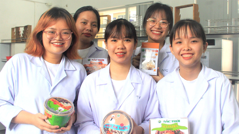 Sinh viên làm nui ăn kiêng - Ảnh 1. Năm nữ sinh viên Trường ĐH Công Thương TP.HCM đã mày mò nghiên cứu và tạo ra các sản phẩm nui ăn kiêng - Ảnh: CÔNG TRIỆU