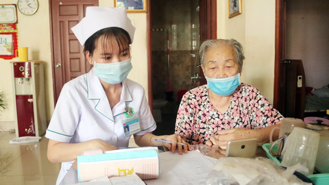 Nở rộ dịch vụ 'khám bệnh' online - Ảnh 1. Người cao tuổi đang được tư vấn online trực tuyến với các bác sĩ tại bệnh viện trong mùa dịch COVID-19 với sự hỗ trợ của điều dưỡng - Ảnh: THU HIẾN