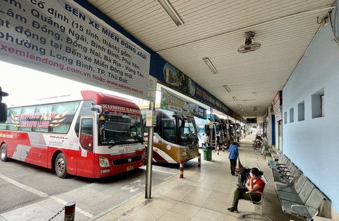 Sở Giao thông Vận tải TP.HCM đảm bảo đủ xe khách đi Đà Lạt và Cần Thơ - Ảnh 1. Các xe khách tại bến xe Miền Đông cũ, TP.HCM - Ảnh: CHÂU TUẤN