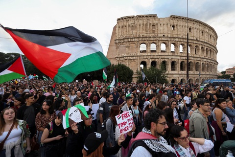 Biểu tình ủng hộ Palestine ở Rome, Ý, ngày 28-10 - Ảnh: REUTERS Biểu tình ủng hộ Palestine ở Rome, Ý, ngày 28-10 - Ảnh: REUTERS