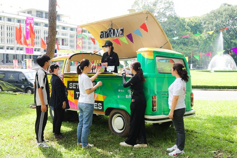 Điều gì làm Taste of Saigon by artlive khác biệt giữa vô vàn lễ hội ẩm thực hiện nay? - Ảnh 4. Khách tham quan hứng thú với trò chơi may mắn tại khu vực check-out