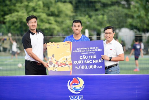 SAWACO vô địch Giải bóng đá công nhân sau loạt luân lưu kịch tính - Ảnh 8. Cầu thủ xuất sắc nhất giải Bùi Đức Thọ (Công đoàn Bình Định 1) nhận thưởng từ ban tổ chức - Ảnh: QUANG ĐỊNH