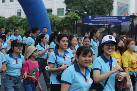 Quận 5 vinh danh doanh nghiệp thông qua chương trình đi bộ đặc biệt - Ảnh 6. Thời tiết mát mẻ vào lúc sáng sớm giúp cho mọi người dễ dàng hoàn thành quãng đường dài 3km.