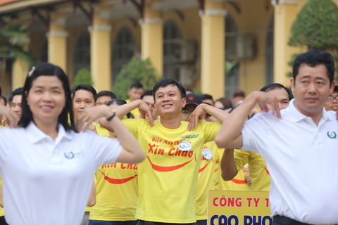 Quận 5 vinh danh doanh nghiệp thông qua chương trình đi bộ đặc biệt - Ảnh 5. Người tham gia chương trình thực hiện các động tác khởi động.