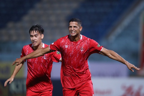 Tiền đạo Lucao lập hattrick vào lưới đội bóng cũ và giúp CLB Hải Phòng phá "dớp" không thắng trên sân nhà CLB Hà Nội suốt 13 năm qua - Ảnh: MINH ĐỨC Tiền đạo Lucao lập hattrick vào lưới đội bóng cũ và giúp CLB Hải Phòng phá "dớp" không thắng trên sân nhà CLB Hà Nội suốt 13 năm qua - Ảnh: MINH ĐỨC