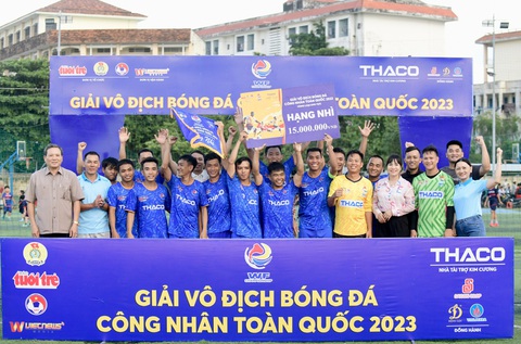 SAWACO vô địch Giải bóng đá công nhân sau loạt luân lưu kịch tính - Ảnh 9. Đội Bình Định 1 nhận danh hiệu hạng nhì Giải vô địch bóng đá công nhân toàn quốc vòng loại tại Bình Định - Ảnh: QUANG ĐỊNH