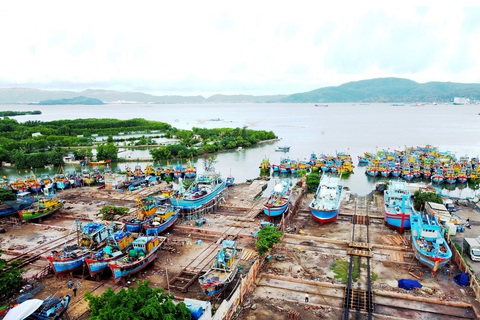 "Bắt bệnh bốc thuốc" cho tàu ra khơi - Ảnh 1. Trại ghe tọa lạc ở cửa sông Hà Thanh cạnh đầm Thị Nại - điểm đến sẵn sàng cho những chuyến ra khơi