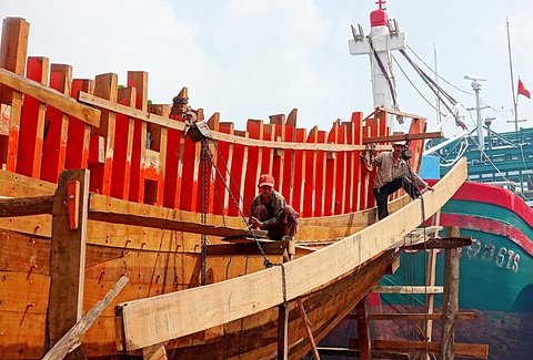 "Bắt bệnh bốc thuốc" cho tàu ra khơi - Ảnh 4. Các tấm ván khung tàu được những người thợ lành nghề uốn qua lửa, cân chỉnh chính xác đến từng milimet