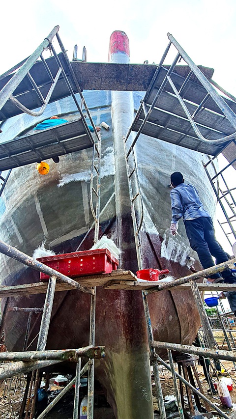"Bắt bệnh bốc thuốc" cho tàu ra khơi - Ảnh 6. Mũi tàu là bộ phận đương đầu với những con sóng được những thợ bậc cao niên dành nhiều thời gian để xử lý