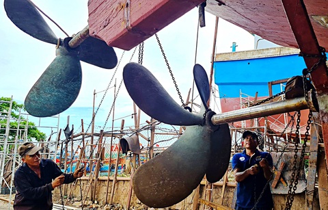 "Bắt bệnh bốc thuốc" cho tàu ra khơi - Ảnh 7. Công nhân lắp ráp chân vịt đúng trọng tâm tạo lực đẩy tối đa cho toàn bộ con tàu