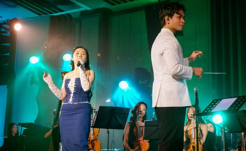 Buổi biểu diễn còn có sự góp giọng của thạc sĩ thanh nhạc Julie Thanh Nguyên (trái) phối hợp ăn ý với dàn giao hưởng - Ảnh: Tô Cường Buổi biểu diễn còn có sự góp giọng của thạc sĩ thanh nhạc Julie Thanh Nguyên (trái) phối hợp ăn ý với dàn giao hưởng - Ảnh: Tô Cường