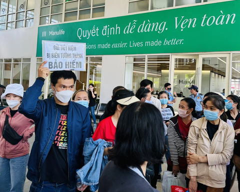 Manulife xử lý khiếu nại không khéo, cả thị trường bảo hiểm sẽ bị 'lãnh đạn' - Ảnh 1. Trong vụ khiếu nại bị "hô biến" từ tiền gửi tiết kiệm thành bảo hiểm nhân thọ Manulife, điểm chung của hầu hết khách hàng là bị kê sai nghề nghiệp, kê khống thu nhập, sai tình trạng sức khỏe. Nhiều người còn tố không được đại lý bảo hiểm tư vấn, bị giả chữ ký... - Ảnh: BÔNG MAI