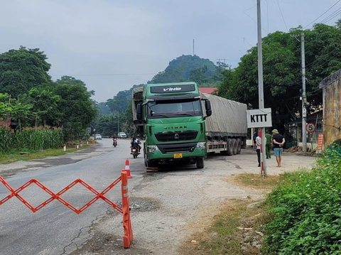 Vi phạm nồng độ cồn vượt mức kịch khung, tài xế lái xe container chắn ngang quốc lộ để chống đối - Ảnh 1. Chiếc xe do tài xế có nồng độ cồn cầm lái - Ảnh: Công an cung cấp