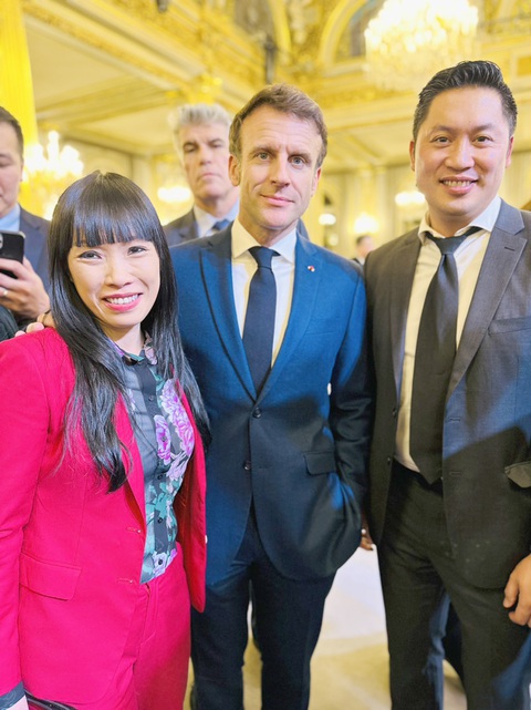 Stéphanie Đỗ: Việt Nam ở trong tim tôi - Ảnh 1. Vợ chồng Stéphanie Đỗ và Tổng thống Pháp Emmanuel Macron (giữa)