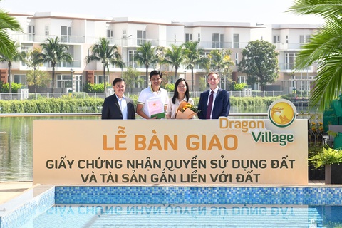 Phú Long chính thức trao sổ hồng cho cư dân Dragon Village và Dragon Parc - Ảnh 1. Phú Long trao sổ hồng cho cư dân Dragon Village và Dragon Parc, khẳng định uy tín Nhà phát triển đô thị bền vững