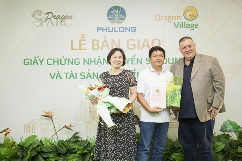Phú Long chính thức trao sổ hồng cho cư dân Dragon Village và Dragon Parc - Ảnh 5. Trước đó, ngày 7-10, công ty Phú Long đã tiến hành bàn giao Giấy chứng nhận quyền sử dụng đất và tài sản gắn liền với đất cho các cư dân, khách hàng của khu biệt thự Dragon Parc.