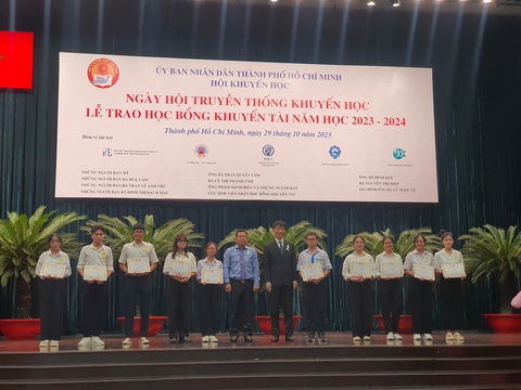 332 sinh viên nhận học bổng khuyến tài 1-1 - Ảnh 1. Trao học bổng cho các sinh viên ngày 29-10 - Ảnh: TRÂN TRẦN