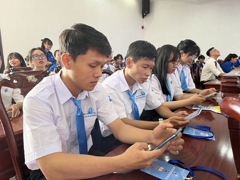 Anh Lâm Văn Tân tái đắc cử chủ tịch Hội sinh viên Việt Nam TP Cần Thơ - Ảnh 1. Đại biểu dự đại hội thực hiện chuyển đổi số áp dụng việc biểu quyết bằng cách dùng ứng dụng (app) Đại hội HSV - Ảnh: LAN NGỌC