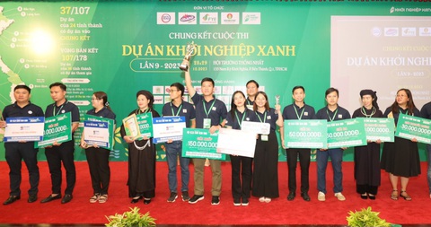 Giành giải cuộc thi khởi nghiệp, nhóm bạn trẻ xuất khẩu xơ mướp đi Nhật, Hàn... - Ảnh 1. Các thí sinh đoạt giải tại cuộc thi - Ảnh: M.Q