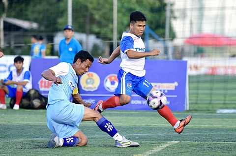 Giải bóng đá công nhân toàn quốc 2023: Thú vị đội bóng toàn "ngoại binh" - Ảnh 1. K'Lus (trái) từng là cầu thủ năng khiếu tỉnh Lâm Đồng - Ảnh: QUANG ĐỊNH