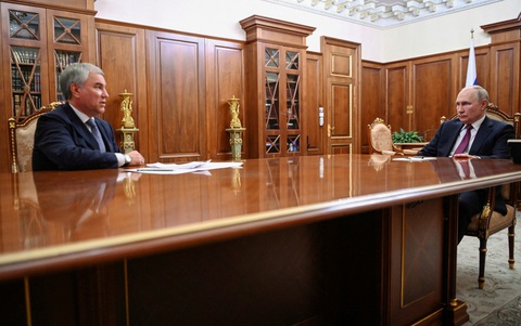 Chủ tịch Duma Quốc gia Nga Vyacheslav Volodin (trái) trao đổi cùng Tổng thống Vladimir Putin ngày 6-10 - Ảnh: REUTERS Chủ tịch Duma Quốc gia Nga Vyacheslav Volodin (trái) trao đổi cùng Tổng thống Vladimir Putin ngày 6-10 - Ảnh: REUTERS