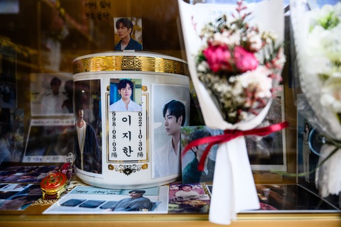 Khu thờ tro cốt anh Lee Ji-han, 24 tuổi, nạn nhân vụ giẫm đạp Itaewon tại khu nhà mộ ở thành phố Goyang - Ảnh: AFP Khu thờ tro cốt anh Lee Ji-han, 24 tuổi, nạn nhân vụ giẫm đạp Itaewon, tại khu nhà mộ ở thành phố Goyang ngày 29-10 - Ảnh: AFP